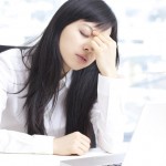 目の疲れで頭痛や肩こりが起きる！即効で解消する5つの方法とは？