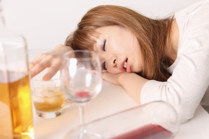 飲酒後、寝てしまう女性