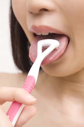 舌ブラシをする女性